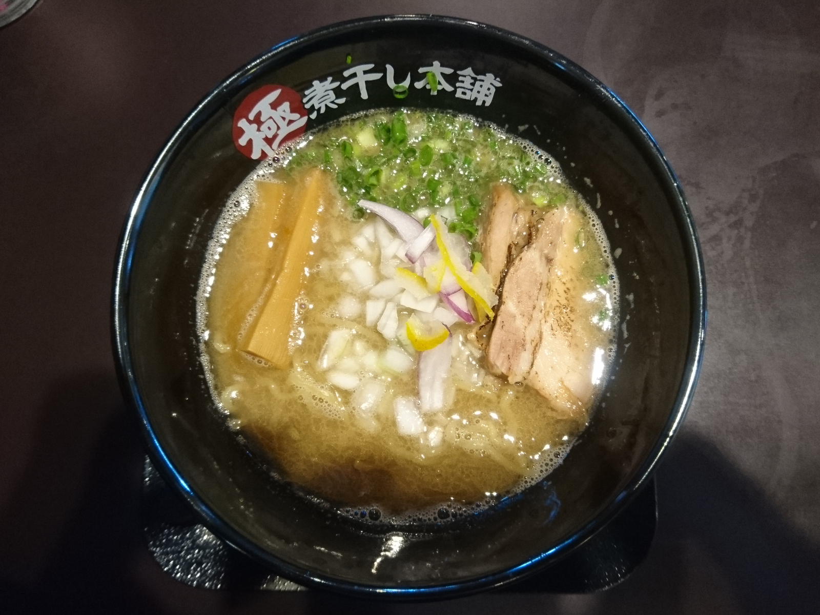 煮干し豚骨ラーメン